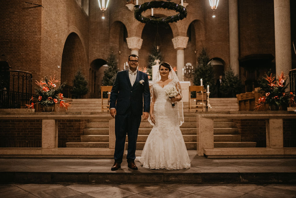 sussana bij het altaar in trouwjurk